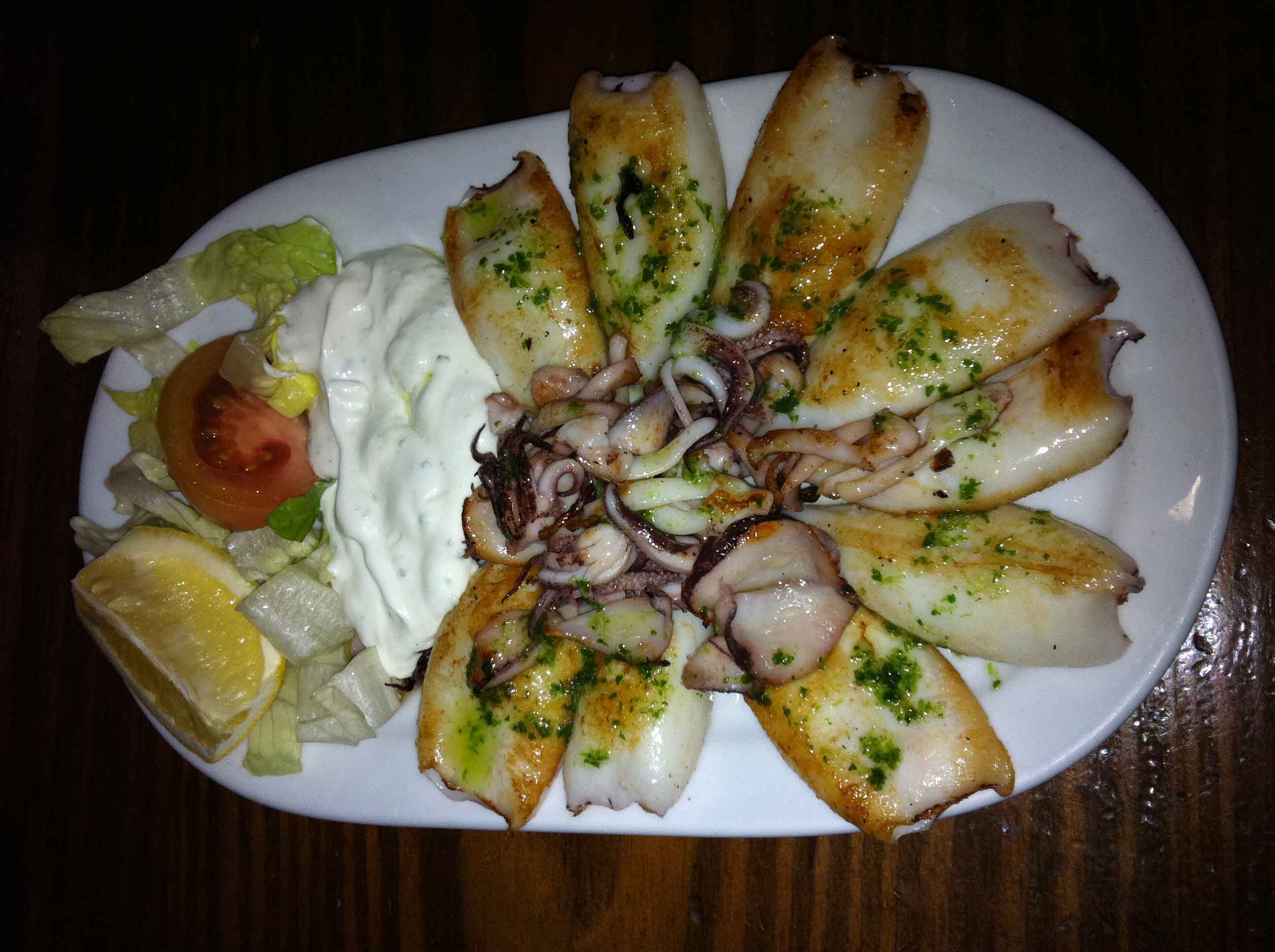 Chipirón Plancha (Con aliños del día, patatas y salsa)