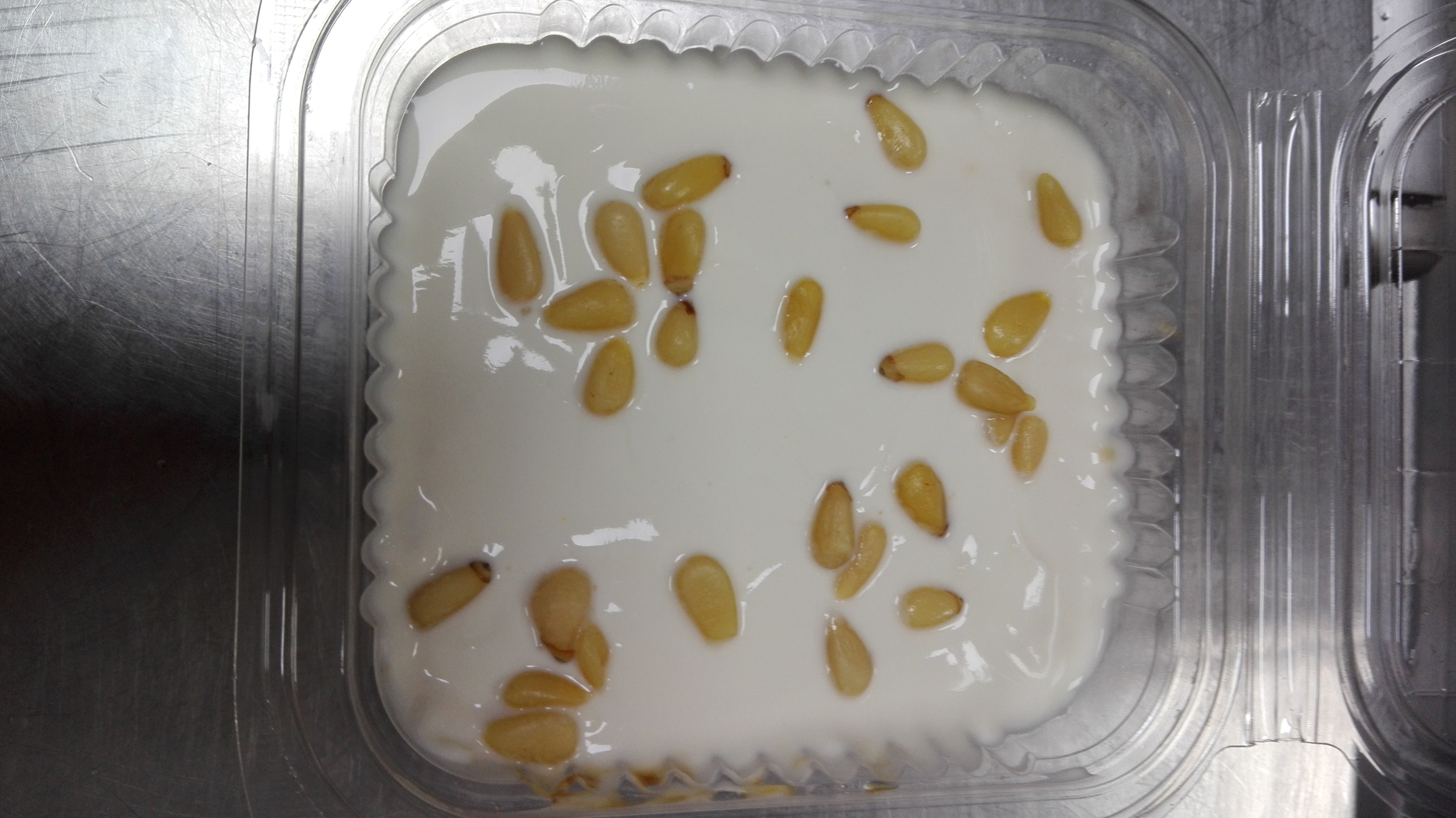 Yogurt con Tocino y Piñones