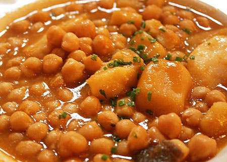 Garbanzos con Bacalao y langostinos 
